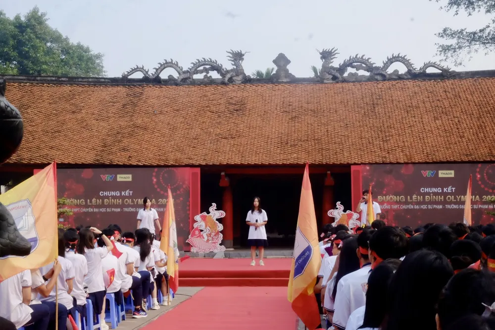 Những bạn học sinh duyệt tại tiết mục văn nghệ, hứa hẹn sẽ mang đến màn trình diễn hấp dẫn. chung kết olympia 2024 1.jpg