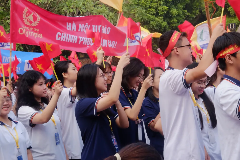Học sinh chuẩn bị sẵn băng rôn, cờ, sẵn sàng cổ vũ tinh thần và ăn mừng chiến thắng cùng Nguyễn Nguyên Phú sau khi chung kết Olympia 2024 kết thúc. chung kết Olympia 2024