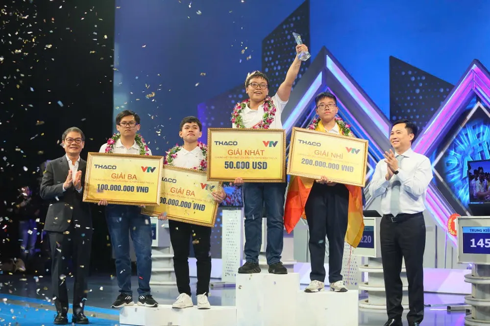 Thí sinh Võ Quang Phú Đức, học sinh Trường THPT Chuyên Quốc học Huế, trở thành quán quân Olympia 2024. Ảnh: BTC quán quân Olympia.jpg