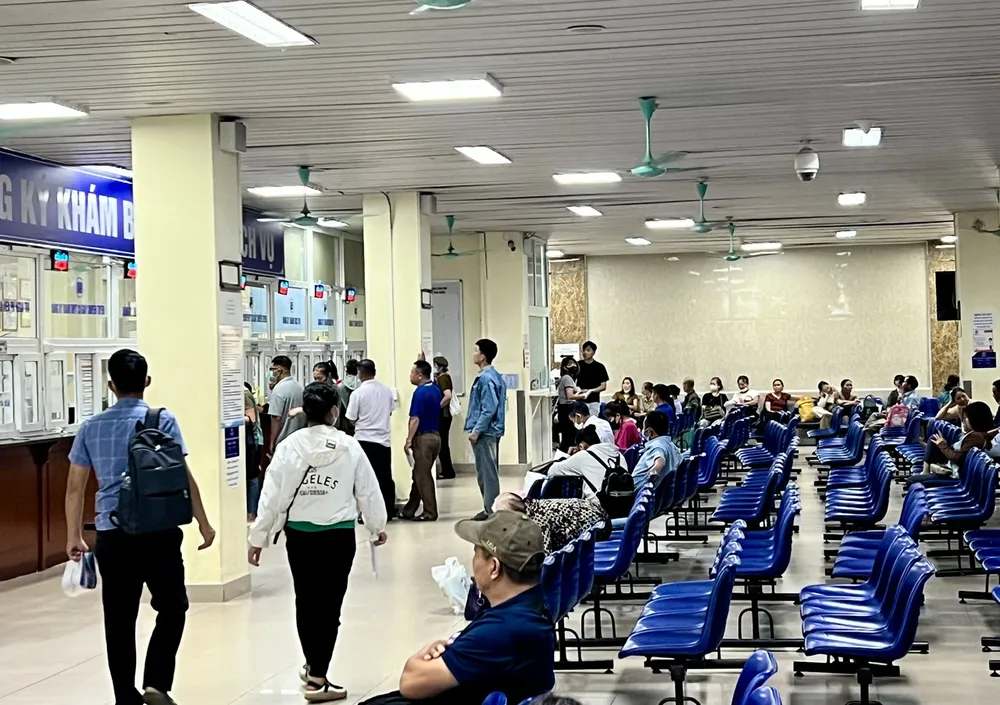 Người dân xếp hàng chờ đến lượt khám chữa bệnh. Ảnh: TT khám chữa bệnh.jpg