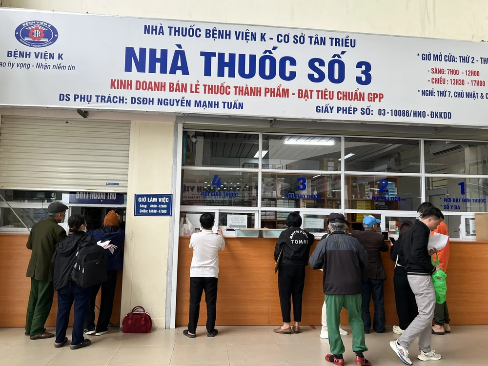 người bệnh mua thuốc ngoài.jpg