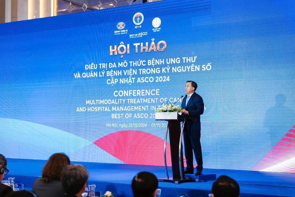 Thứ trưởng Bộ Y tế Trần Văn Thuấn phát biểu tại hội thảo. Ảnh: TT điều trị ung thư 2.jpg