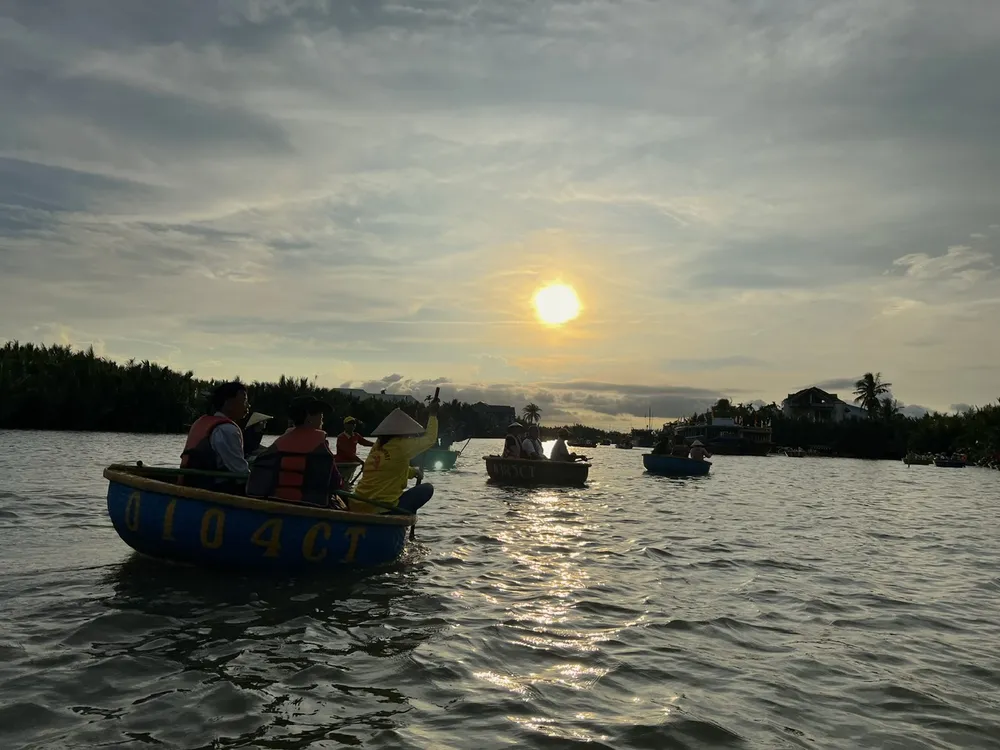 Tham quan rừng dừa Bảy Mẫu vào cuối chiều, nếu may mắn, du khách sẽ được ngắm hoàng hôn vàng rực trên sông Thu Bồn.