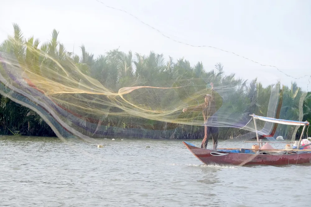 Ông Tại, một trong những &quot;nghệ nhân&quot; chèo thuyền thúng là người dân gốc Quảng Nam, luôn tự hào vì trong những năm kháng chiến chống thực dân Pháp và đế quốc Mỹ, rừng dừa Bảy Mẫu từng là căn cứ địa cách mạng giúp quân dân ta đánh thắng nhiều trận chiến.