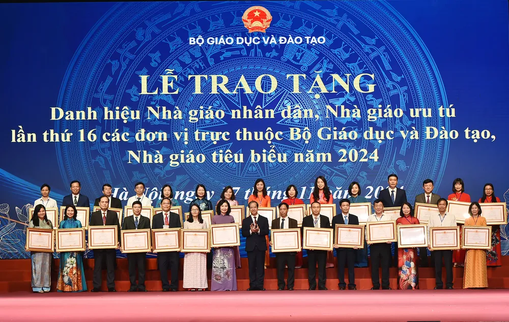 Bộ trưởng Bộ GD&ĐT Nguyễn Kim Sơn trao tặng danh hiệu cho các nhà giáo. Ảnh: TRẦN HIỆP nhà giáo tiêu biểu
