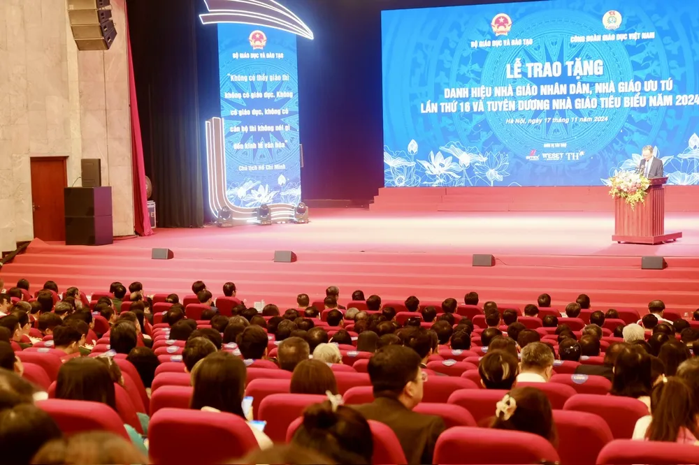 Toàn cảnh buổi lễ sáng 17-11. Ảnh: TT nhà giáo tiêu biểu 3.jpg
