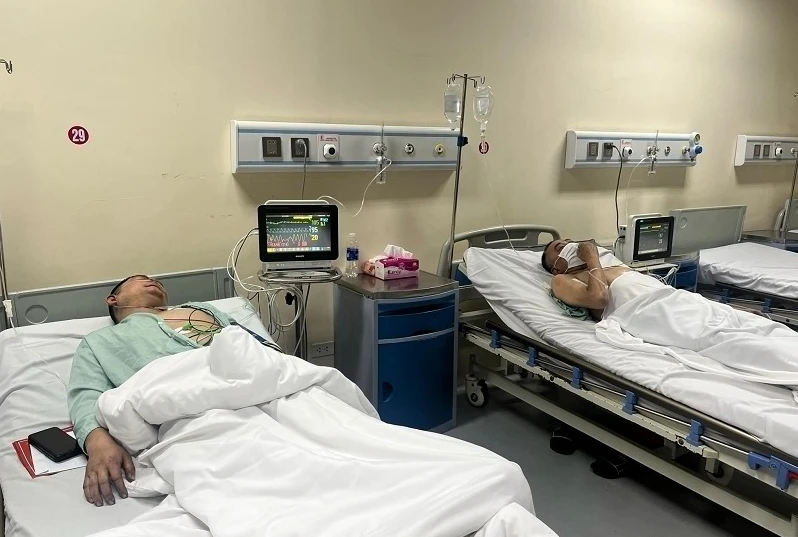 2 bệnh nhân nam, nạn nhân vụ cháy quán cà phê do phóng hoả đang được điều trị tại Bệnh viện E. Ảnh: HỒNG NGỌC