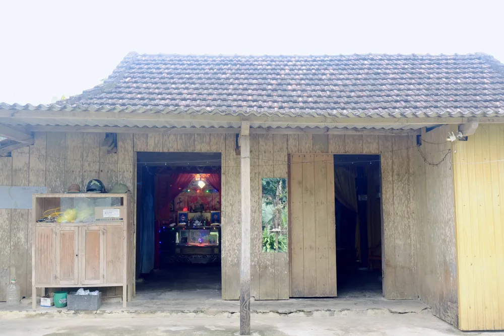 Một căn nhà gỗ truyền thống tại làng du lịch tốt nhất thế giới được trang trí, bày biện đơn giản, chuẩn bị đón Tết Nguyên đán Ất Tỵ.