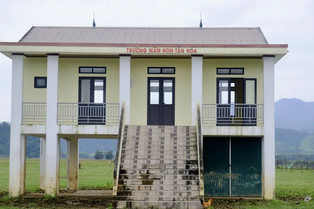 Trường mầm non Tân Hóa được xây dựng kiểu nhà sàn để thích ứng với lũ.
