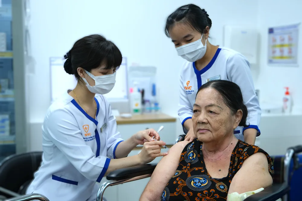 Số người đến tiêm vaccine cúm trong những ngày gần đây tăng cao. Ảnh: PHONG LAN