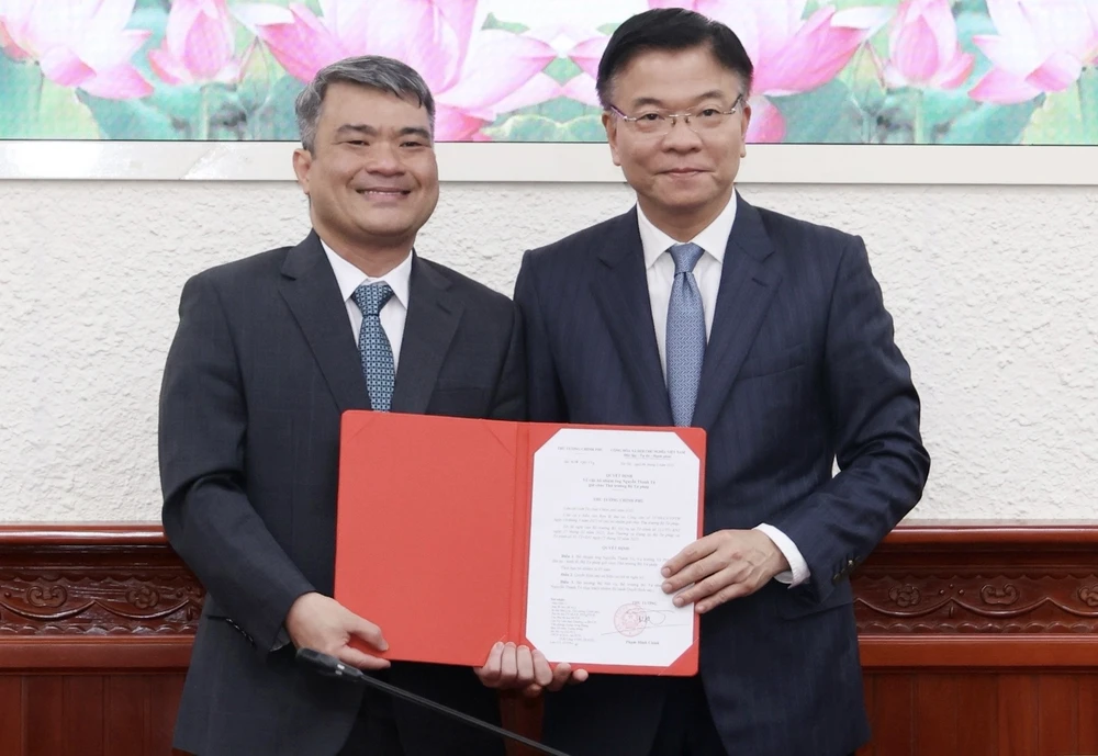 Phó Thủ tướng Lê Thành Long trao quyết định bổ nhiệm ông Nguyễn Thanh Tú, Vụ trưởng Vụ Pháp luật Dân sự - Kinh tế giữ chức vụ Thứ trưởng Bộ Tư pháp. Ảnh: ĐỨC TUÂN thứ trưởng bộ tư pháp.jpg