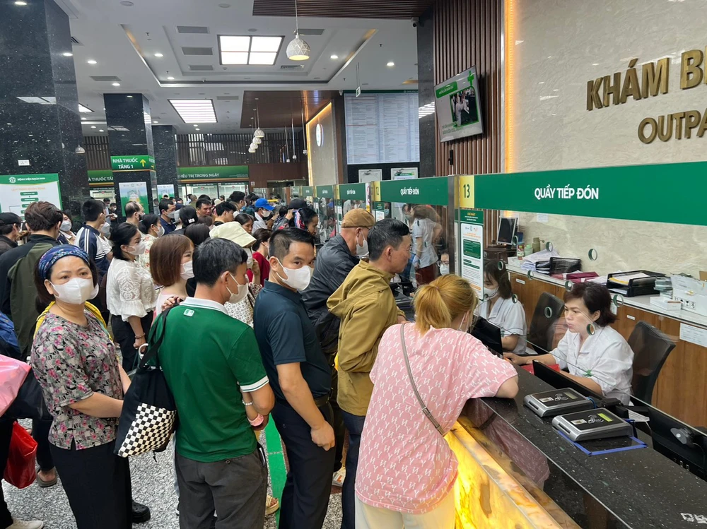 Người dân xếp hàng làm thủ tục khám bệnh tại Bệnh viện Bạch Mai. Ảnh: TT bệnh viện bạch mai
