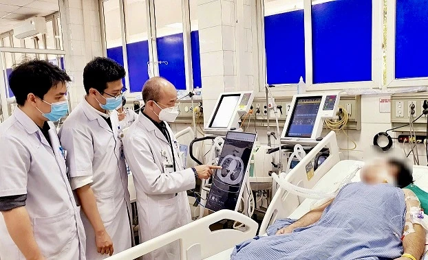 Các bác sĩ đánh giá biến chứng viêm phổi ở bệnh nhân sởi. Ảnh: BVCC do mắc sởi