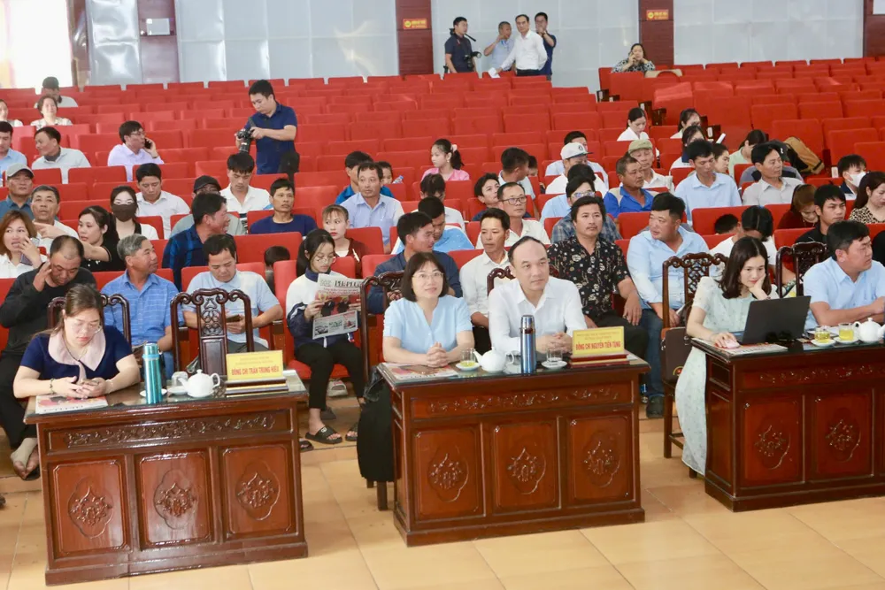 Cùng ngư dân thắp sáng đèn trên biển