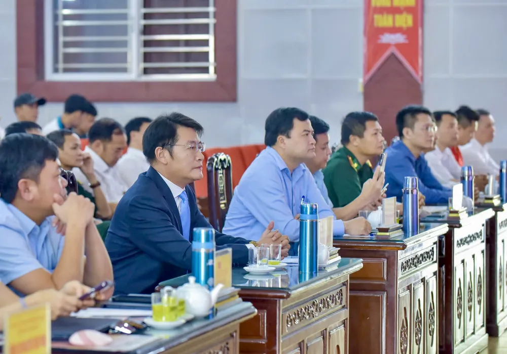 Các đại biểu tham dự chương trình. Ảnh: ĐẶNG TRUNG cùng ngư dân thắp sáng đèn trên biển 2.jpg