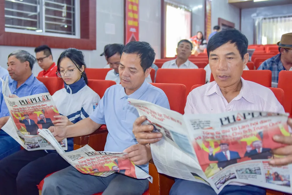 Bà con ngư dân tỉnh Nam Định tham gia chương trình. Ảnh: ĐẶNG TRUNG cùng ngư dân thắp sáng đèn trên biển 4.jpg