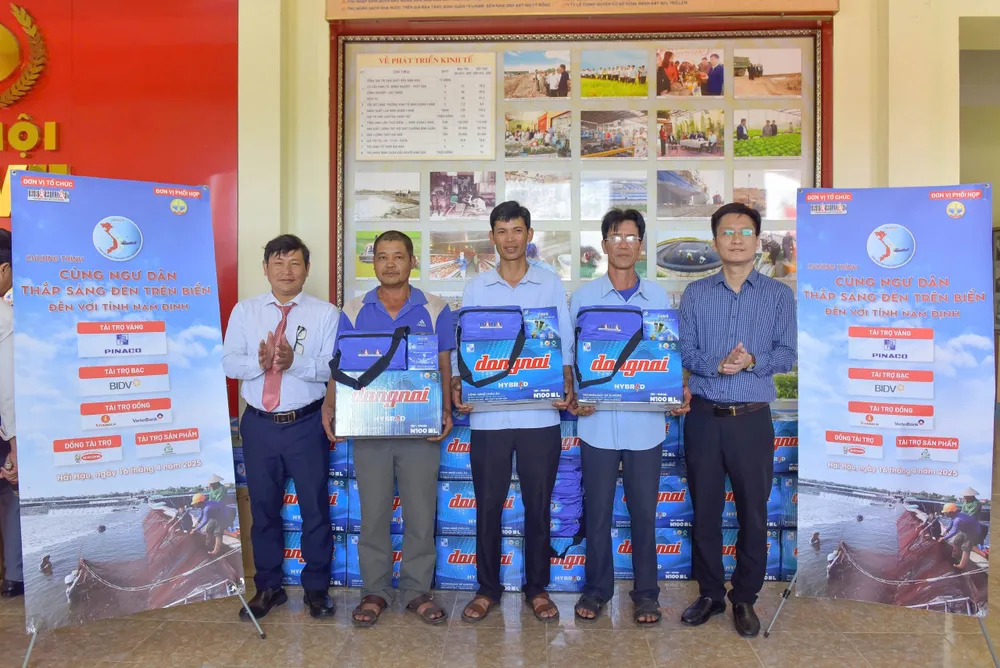 ngư dân nhận quà.jpg