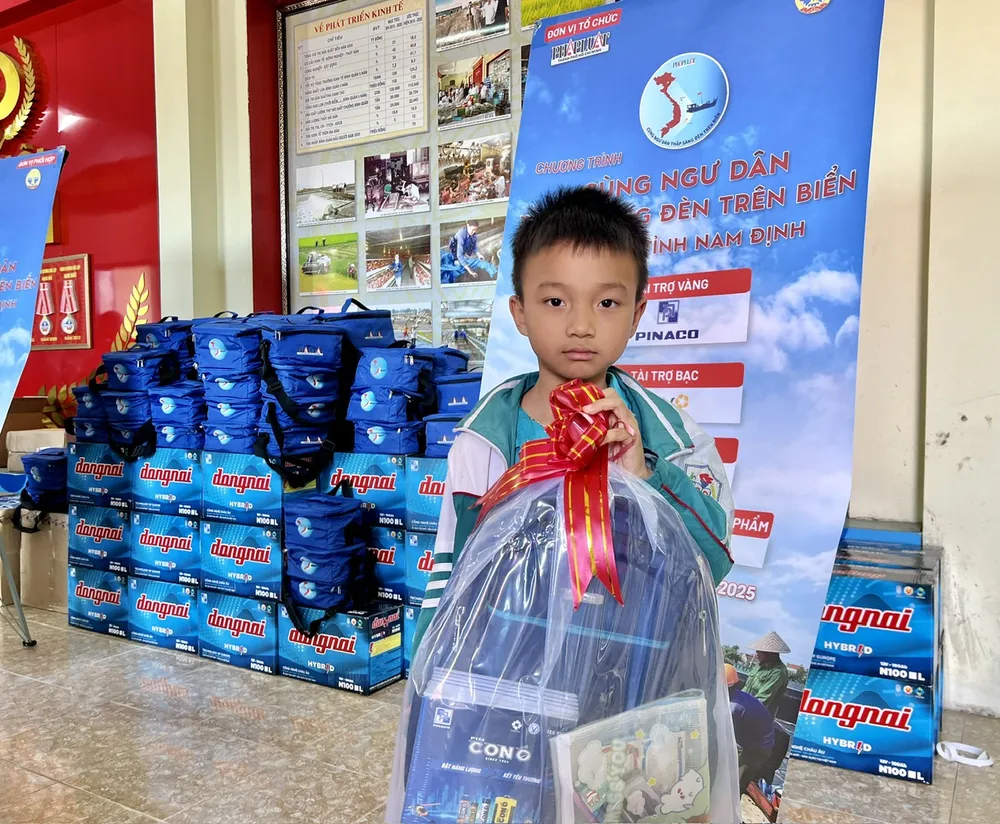 Con trai của chị Linh là một trong 15 học sinh được Ban tổ chức trao tặng suất học bổng. Ảnh: THANH TÚ z6511083124426_e4fa7774596aaebc08182986788ca84e.jpg