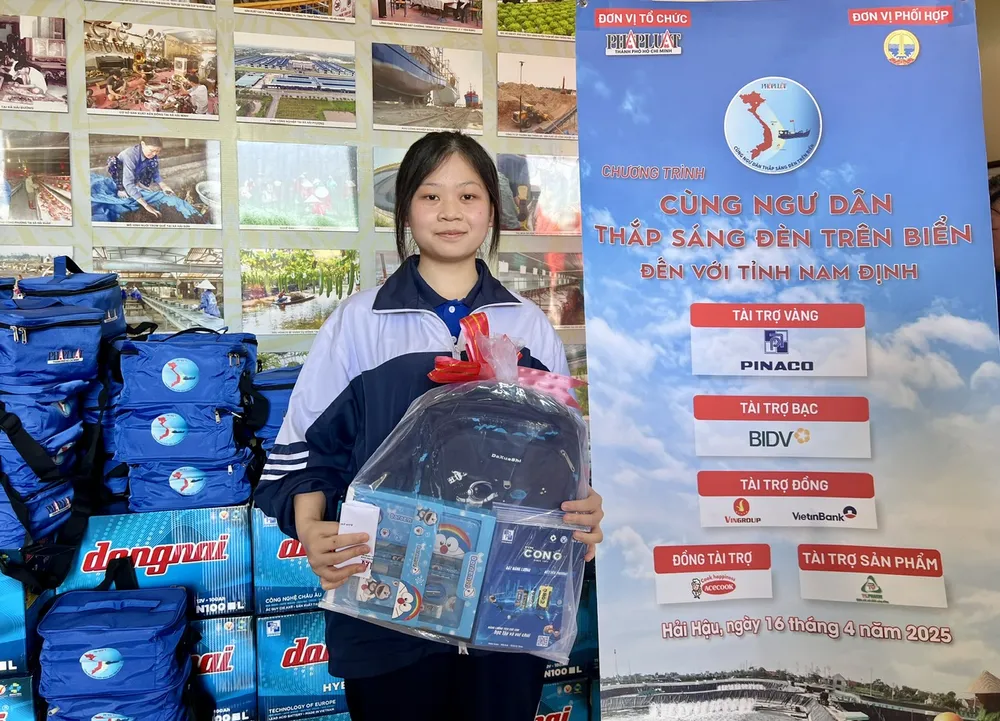 Theo học sinh Đặng Thị Ngọc Ánh, những nội dung được chia sẻ trong chương trình rất ý nghĩa đối với ngư dân. Ảnh: THANH TÚ z6511133808905_6d8b30cf167bf435cf8bd41bc7e2d412.jpg