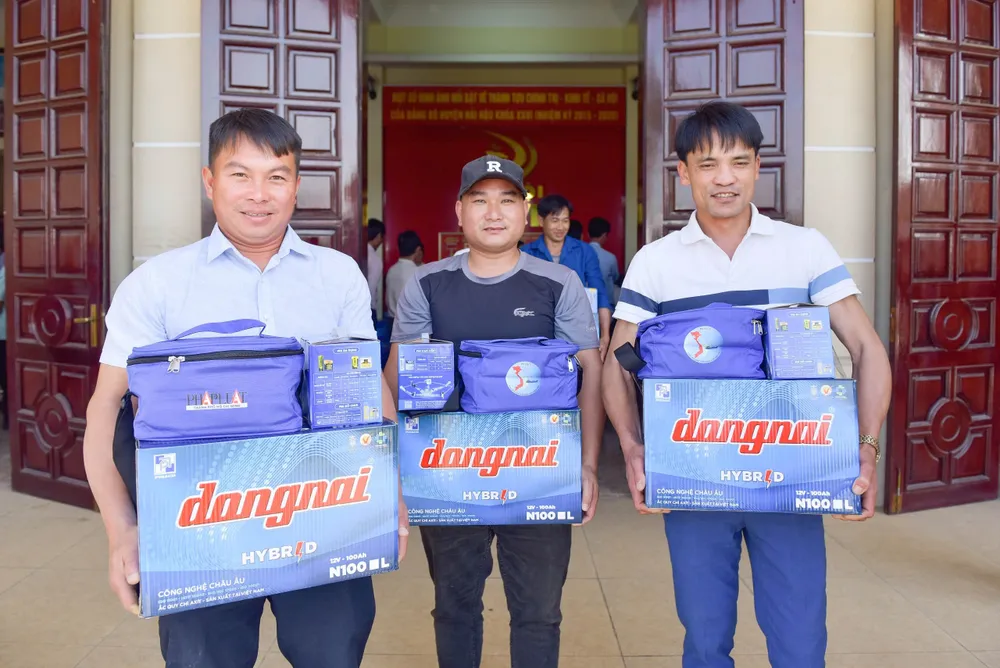 Ngư dân tỉnh Nam Định phấn khởi khi nhận được những món quà thiết thực, ý nghĩa từ chương trình. Ảnh: ĐẶNG TRUNG z6511182909908_a4516b64db6d2ebe667c32ad58ddb5b4.jpg