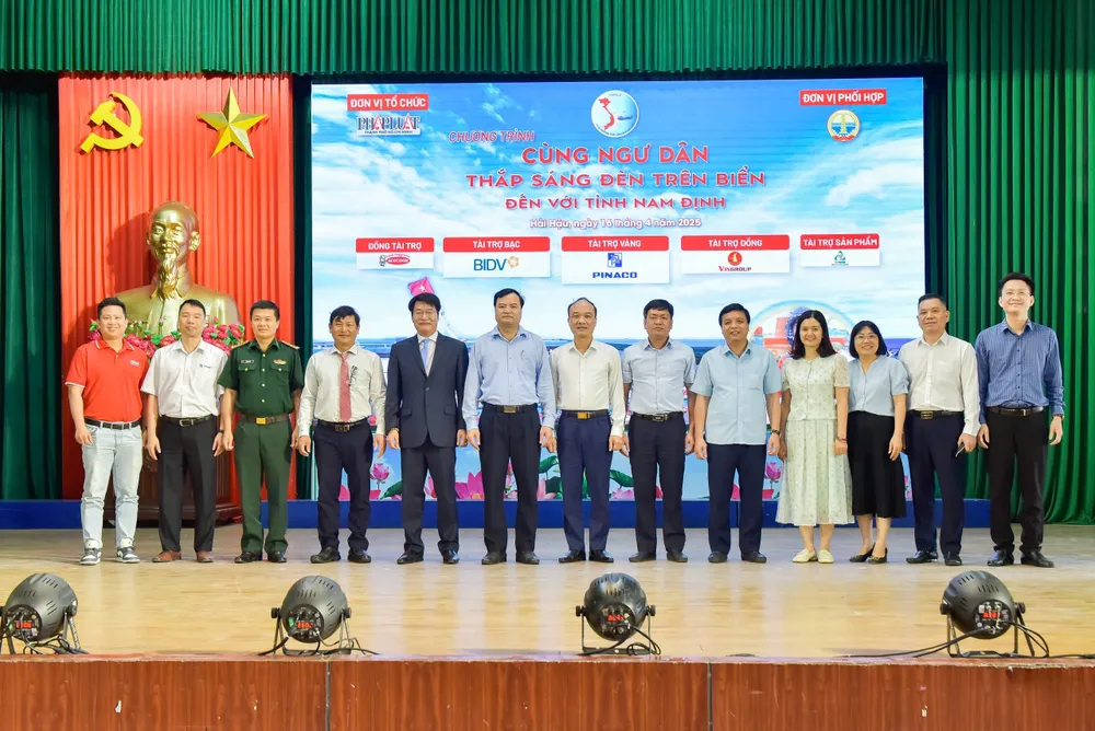 Lãnh đạo báo Pháp Luật TP.HCM cùng lãnh đạo các sở, ngành địa phương và các nhà tài trợ chương trình chụp ảnh lưu niệm. Ảnh: ĐẶNG TRUNG z6511196280663_bc4ec4860ef61e00cc0de8a91d5f239a.jpg