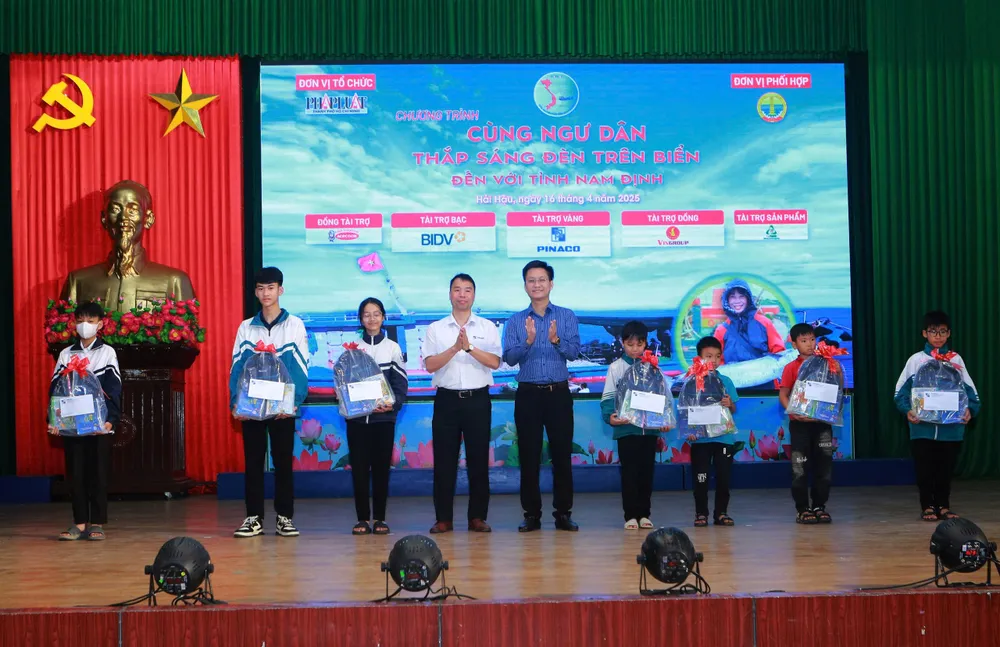 Ông Nguyễn Xuân Thắng, Giám đốc chi nhánh Công ty Cổ phần Pin Ắc Quy Miền Nam (PINACO) tại Hà Nội (bên trái) cùng ông Hoàng Nam Giang, Trưởng Văn phòng đại diện báo Pháp Luật TP.HCM tại Hà Nội, trao quà cho học sinh. Ảnh: ĐẶNG TRUNG z6511230449260_c9d6baaa272020148d8d19c3bc2541a2.jpg