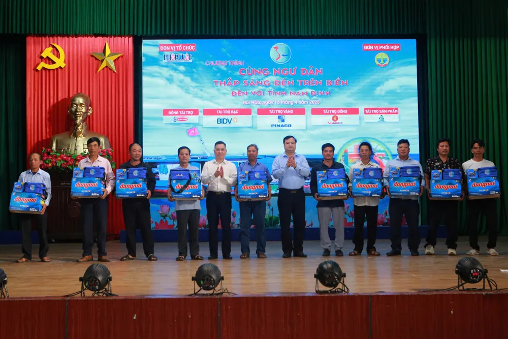 Ông Trần Đức Việt, Phó Giám đốc Sở Nông nghiệp và Môi trường tỉnh Nam Định và ông Nguyễn Quốc Dương, Phó Giám đốc Ngân hàng BIDV Thành Nam trao quà cho bà con ngư dân. Ảnh: ĐẶNG TRUNG z6511230648883_195a882ded18a7af18430dada3a9a96a.jpg