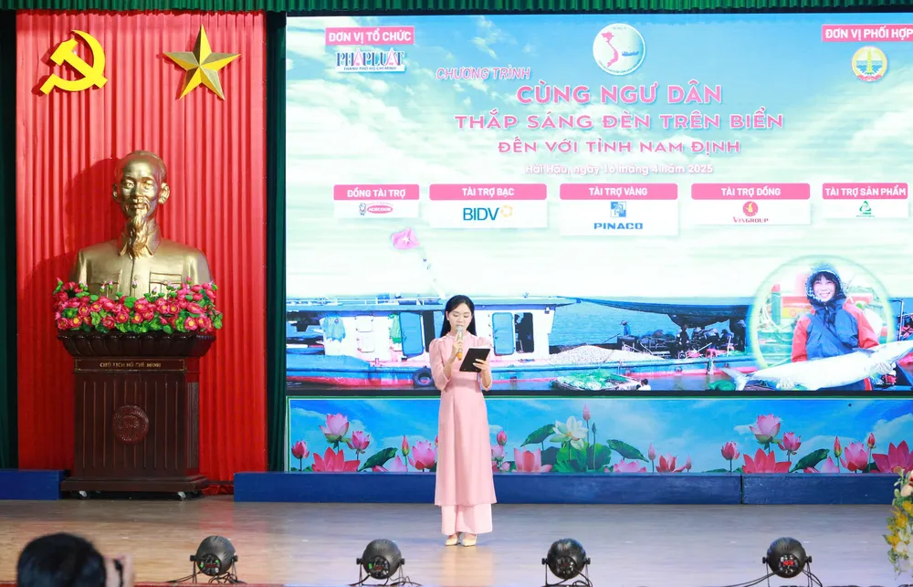 Toàn cảnh chương trình "Cùng ngư dân thắp sáng đèn trên biển" tại Nam Định. Ảnh: ĐẶNG TRUNG z6511274687418_65aea855752eaf030ca031cf9be4f8f0.jpg