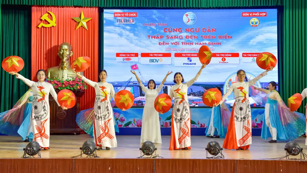 Chương trình văn nghệ mở màn sự kiện. Ảnh: ĐẶNG TRUNG z6511280828715_ff6fdce93288c23a164443588caafde3.jpg
