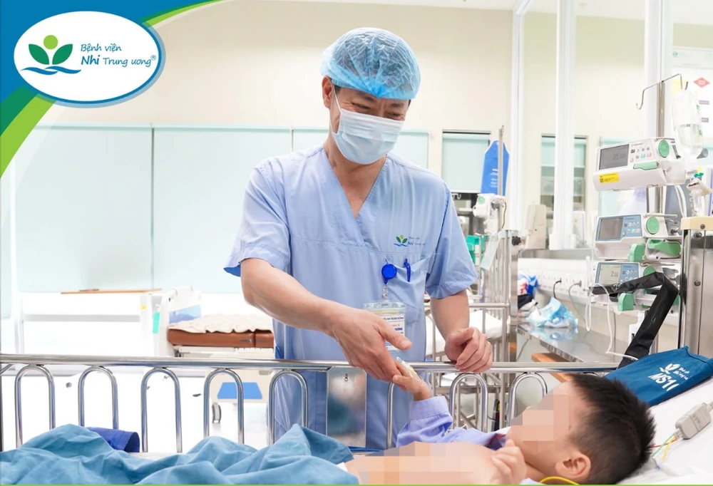 Bé trai trong vụ bị phản ánh "nộp đủ tiền mới cấp cứu" tiến triển tốt, đang dần hồi phục. Ảnh: BVCC nộp đủ tiền mới cấp cứu