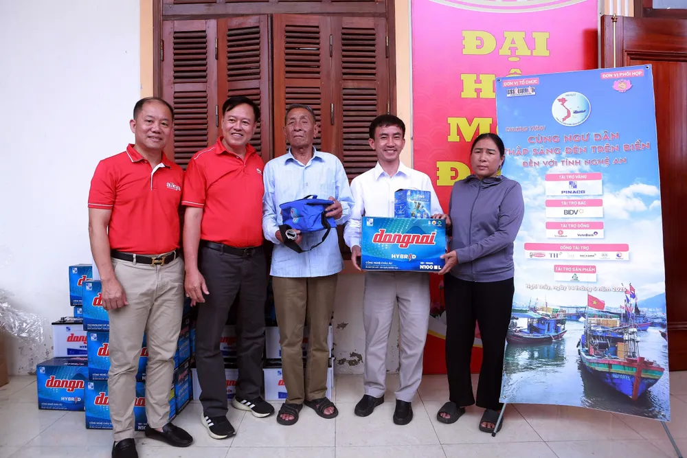 Ngư dân vui mừng, phấn khởi đón nhận những phần quà ý nghĩa, thiết thực từ Ban tổ chức chương trình. 01.jpg