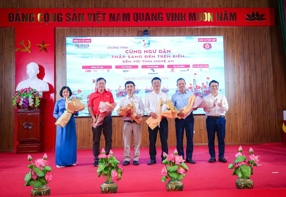 Ông Đỗ Văn Thiện, Phó Tổng Thư ký Toà soạn báo Pháp Luật TP.HCM, tặng hoa tri ân các đơn vị tài trợ, đồng hành. cùng ngư dân 07.jpg