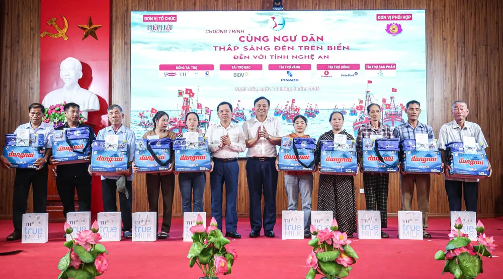 Lãnh đạo Ban Tuyên giáo và Dân vận tỉnh ủy Nghệ An và lãnh đạo UBMTTQ Việt Nam tỉnh Nghệ An trao quà cho bà con ngư dân. cùng ngư dân 11.jpg