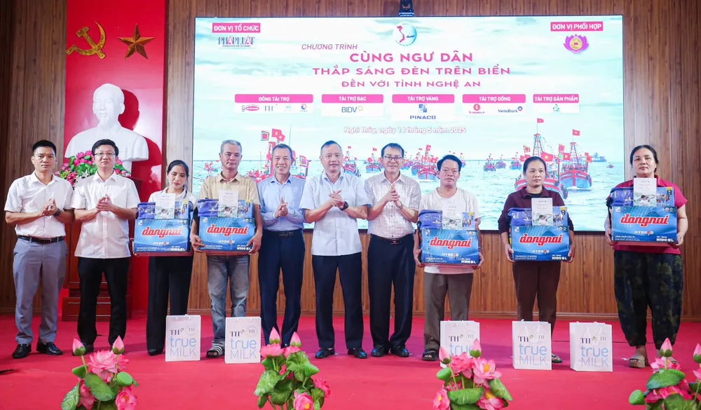 Ông Nguyễn Xuân Huỳnh, Giám đốc Ngân hàng Vietinbank chi nhánh Cửa Lò (áo xanh), cùng ông Trần Quang Lâm, Phó Chủ tịch UBND TP Vinh, trao quà cho ngư dân. cùng ngư dân 13.jpg