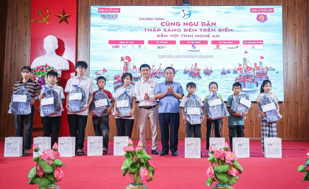 Ông Nguyễn Văn Đệ, Phó Chủ tịch UBND tỉnh Nghệ An (bên phải), cùng ông Văn Kỳ Thanh, Phó Giám đốc Công ty CP Pin Ắc quy Miền Nam tại Đà Nẵng trao quà cho học sinh. cùng ngư dân 6.jpg