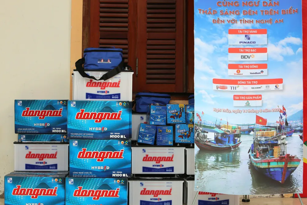 Nghệ An là địa phương có biển thứ 22 mà báo Pháp Luật TP.HCM tổ chức chương trình "Cùng ngư dân thắp sáng đèn trên biển". Ảnh: ĐẶNG TRUNG cùng ngư dân thắp sáng đèn trên biển 0.jpg