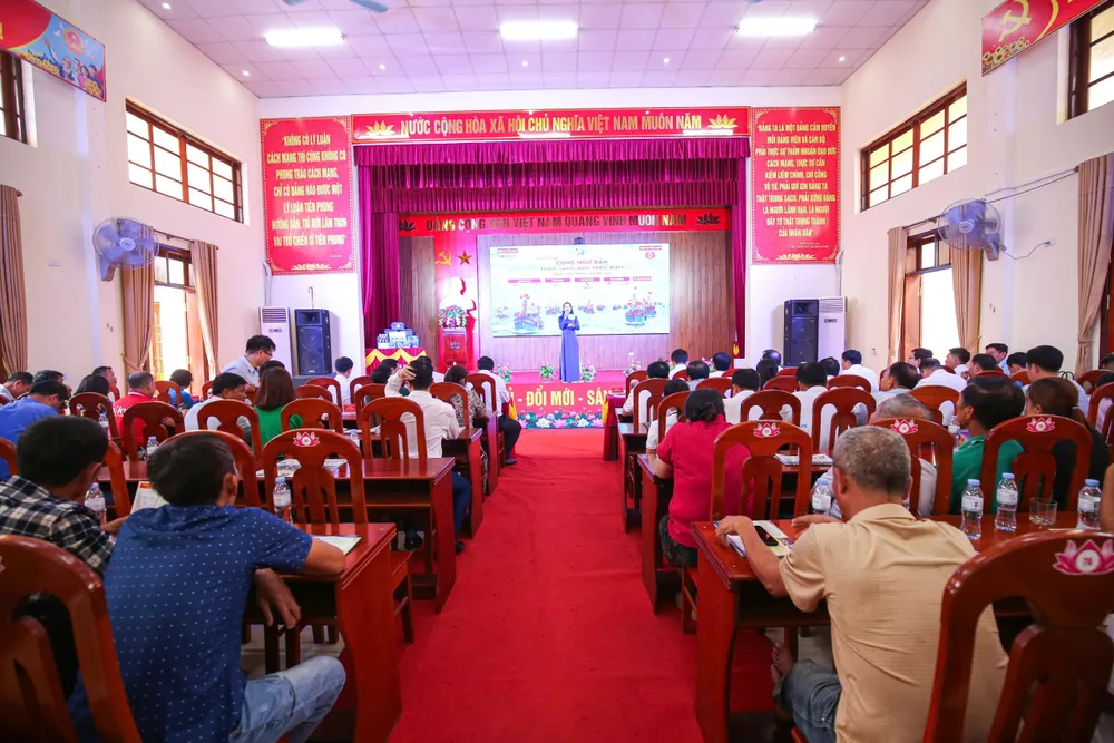 Toàn cảnh chương trình "Cùng ngư dân thắp sáng đèn trên biển" tại Nghệ An ngày 14-5. cùng ngư dân thắp sáng đèn trên biển