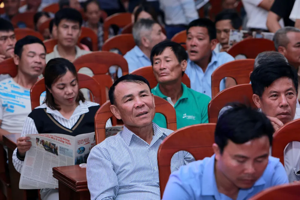 Nhiều ngư dân đã có mặt tại hội trường UBND phường Nghi Thủy, TP Vinh, tỉnh Nghệ An từ sớm. Ảnh: ĐẶNG TRUNG Cùng ngư dân thắp sáng đèn trên biển