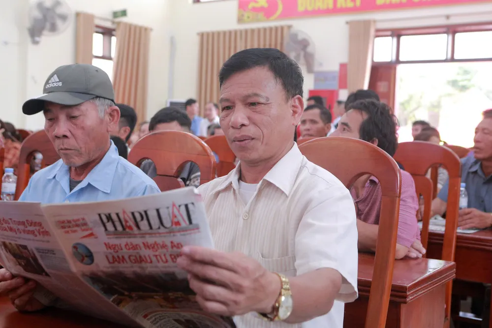 Chương trình “Cùng ngư dân thắp sáng đèn trên biển” góp phần hỗ trợ ngư dân yên tâm vươn khơi, bám biển. Ảnh: ĐẶNG TRUNG cùng ngư dân thắp sáng đèn trên biển.jpg