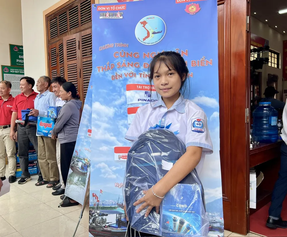 Học sinh Nguyễn Thị Kiều Dung cảm thấy rất vui khi nhận được những phần quà từ chương trình. Ảnh: THANH TÚ z6599933400382_05189d1dd4758385de647c12070e494e.jpg