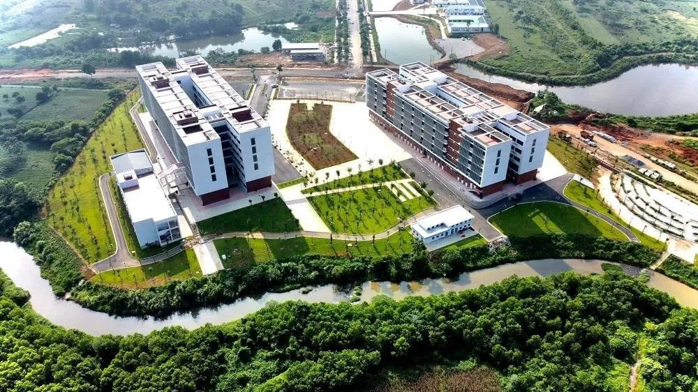 Theo kế hoạch, đến hết năm 2025, khu đô thị Đại học Quốc gia Hà Nội đạt trên 480.000m2 sàn xây dựng, với gần 20.000 học sinh, sinh viên chính quy học tập thường trực. Ảnh: NTCC đại học quốc gia