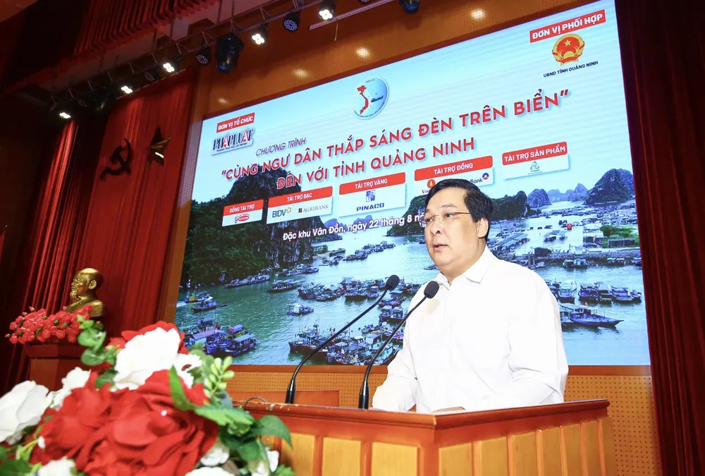 cùng ngư dân thắp sáng đèn.jpg