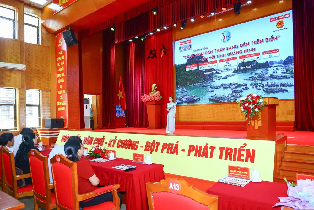 cùng ngư dân thắp sáng đèn trên biển.jpg