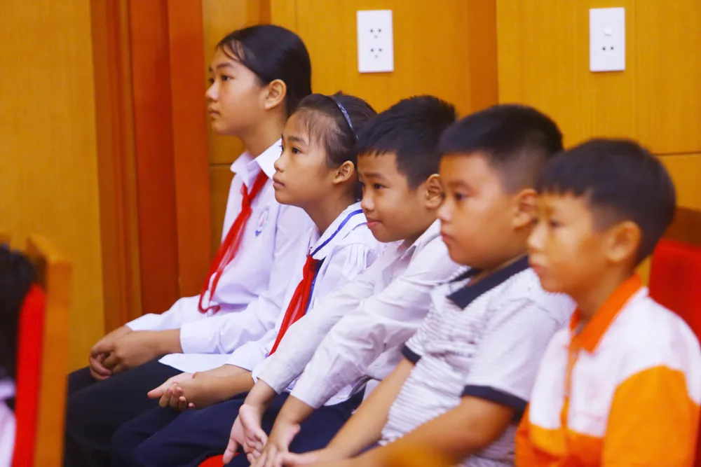 Học sinh, con em ngư dân Quảng Ninh tham dự chương trình. Ảnh: TRỌNG PHÚ