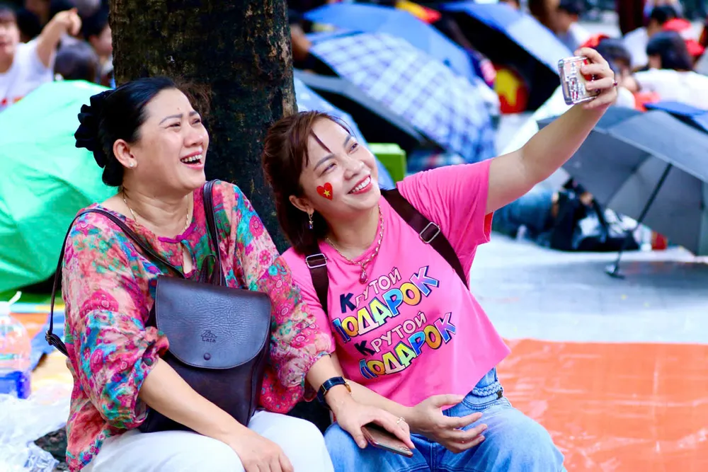 Người trẻ cũng tranh thủ check-in, lưu giữ những khoảnh khắc đặc biệt của đất nước.