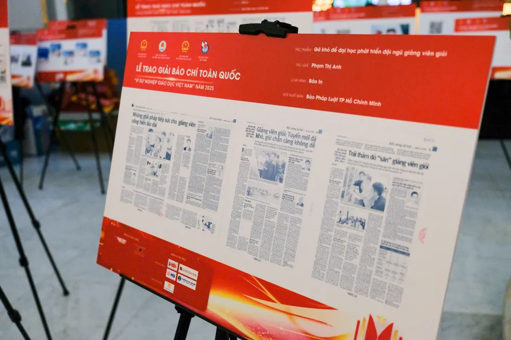 Loạt bài “Gỡ khó để đại học phát triển đội ngũ giảng viên giỏi” của tác giả Phạm Anh, Báo Pháp Luật TP.HCM, đoạt giải Khuyến khích, được trưng bày tại lễ trao giải. Ảnh: KHÁNH PHƯƠNG