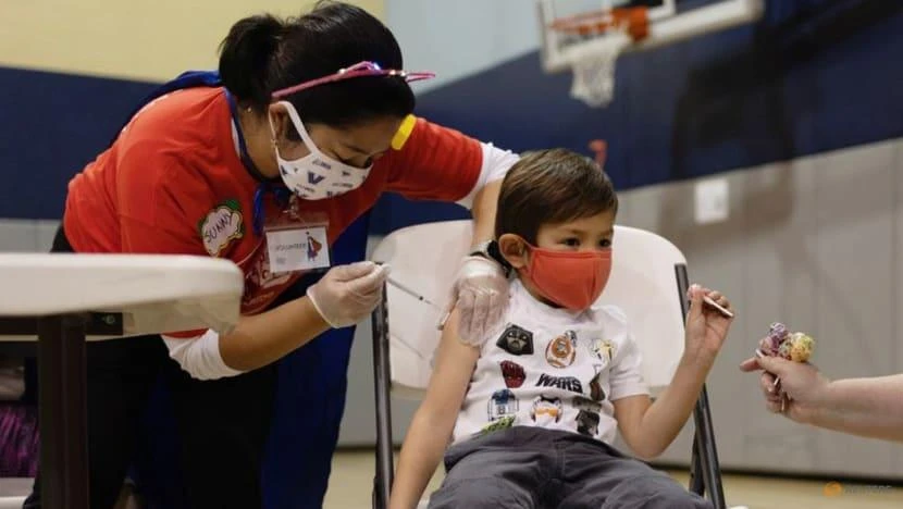 Mỹ phê duyệt và khuyến nghị dùng vaccine COVID-19 của Pfizer, Moderna cho trẻ từ 6 tháng tuổi trở lên. Ảnh: Hannah Beier/REUTERS