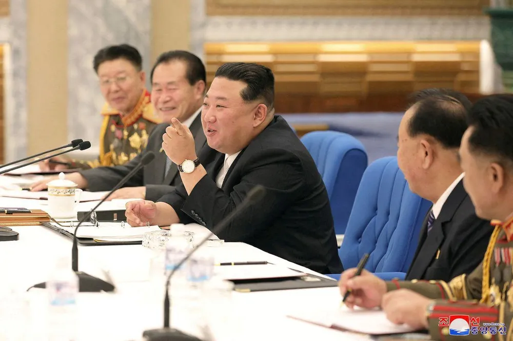 Ông Kim Jong-un chủ trì hội nghị quân sự. Ảnh: KCNA