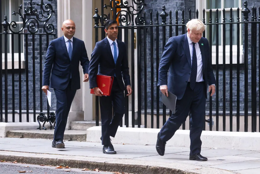 Thủ tướng Anh Boris Johnson (bên phải) cùng Bộ trưởng Tài chính Rishi Sunak (giữa) và Bộ trưởng Y tế Sajid Javid (bên trái). Ảnh: Chris Ratcliffe/BLOOMBERG