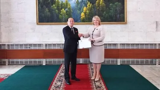 Đại sứ Triều Tiên tại Nga - ông Sin Hong-chol trao chứng nhận công nhận độc lập cho đặc phái viên của nước cộng hoà tự xưng Donetsk - bà Olga Makeyeva. Ảnh: TELEGRAM